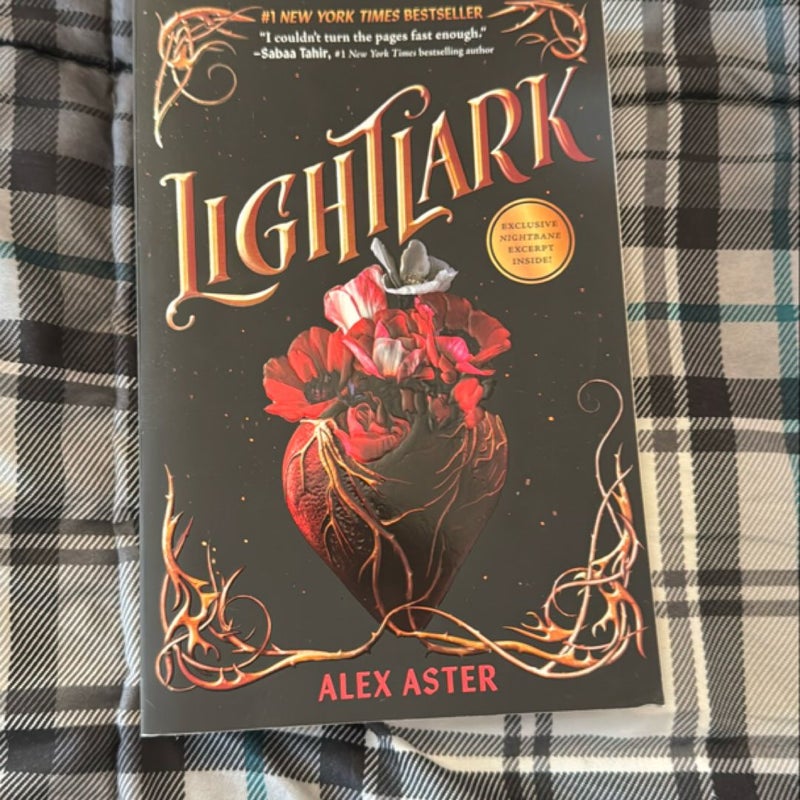 Lightlark (the Lightlark Saga Book 1)