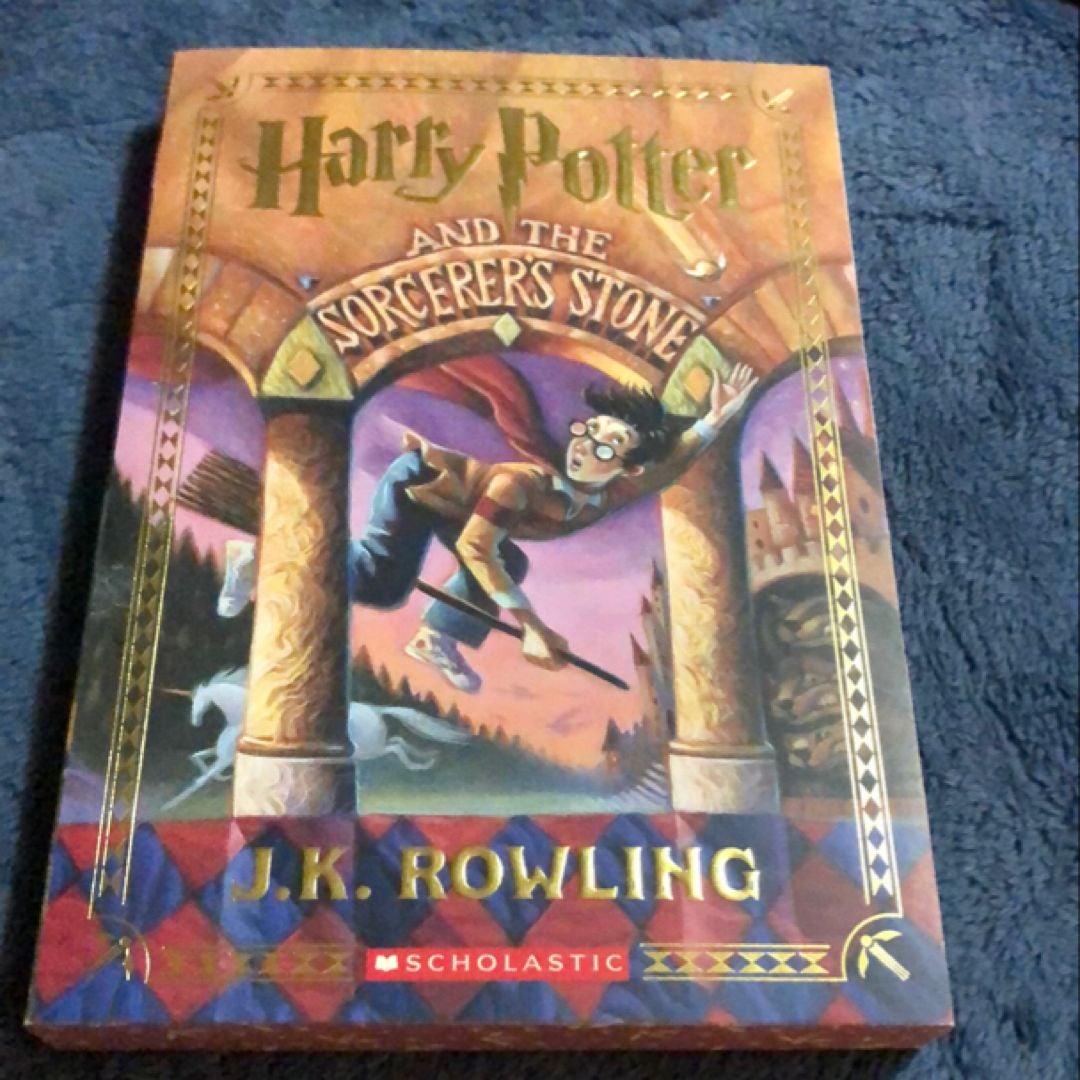 Harry Potter and the Sorcerer's Stone (Stenciled Edges) (Harry Potter, Book 1)