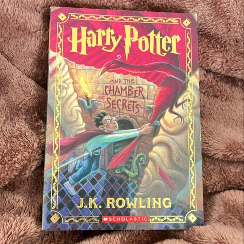 Harry Potter and the Chamber of Secrets (Harry Potter, Book 2)