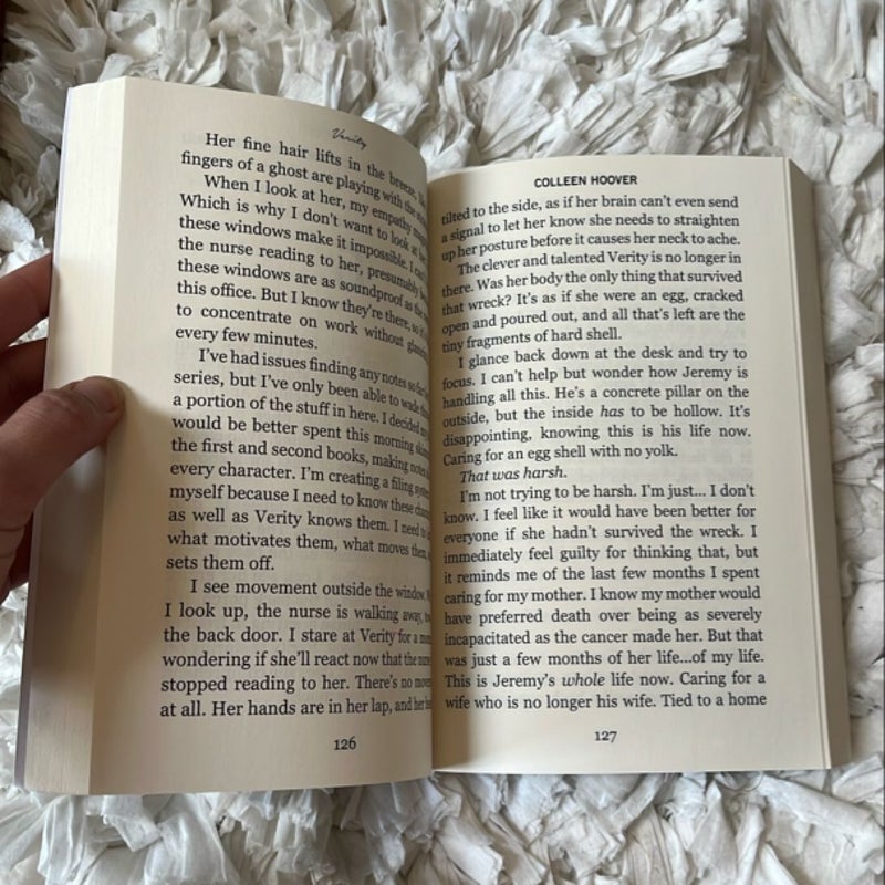 Verity, Large Print Edition