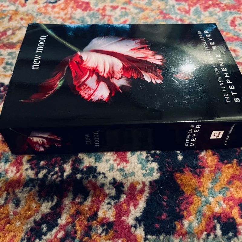 NEW MOON (TWILIGHT SAGA) [Paperback] - Paperback By Stephenie Meyer - Excellent