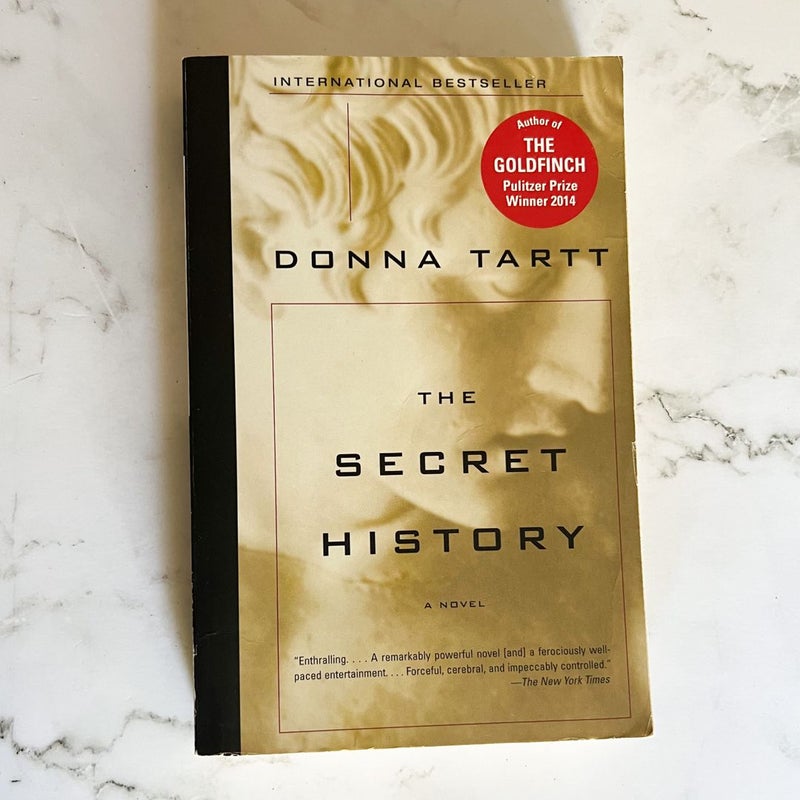 Book review: “The Secret History” by Donna Tartt – grammaticus
