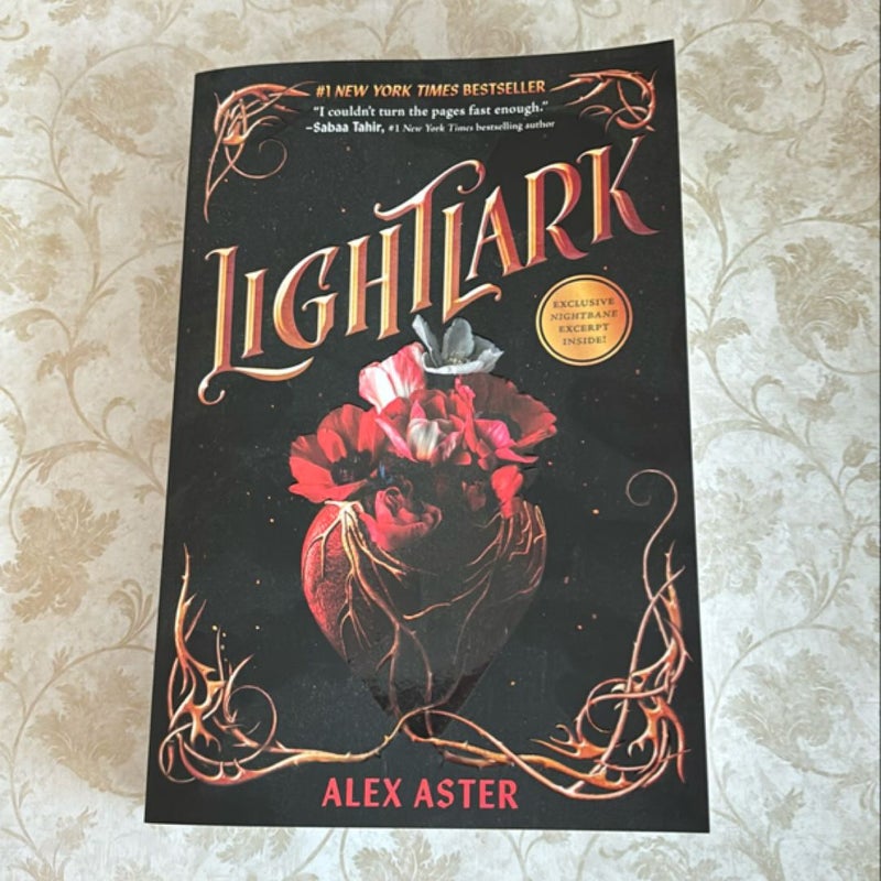 Lightlark (the Lightlark Saga Book 1)