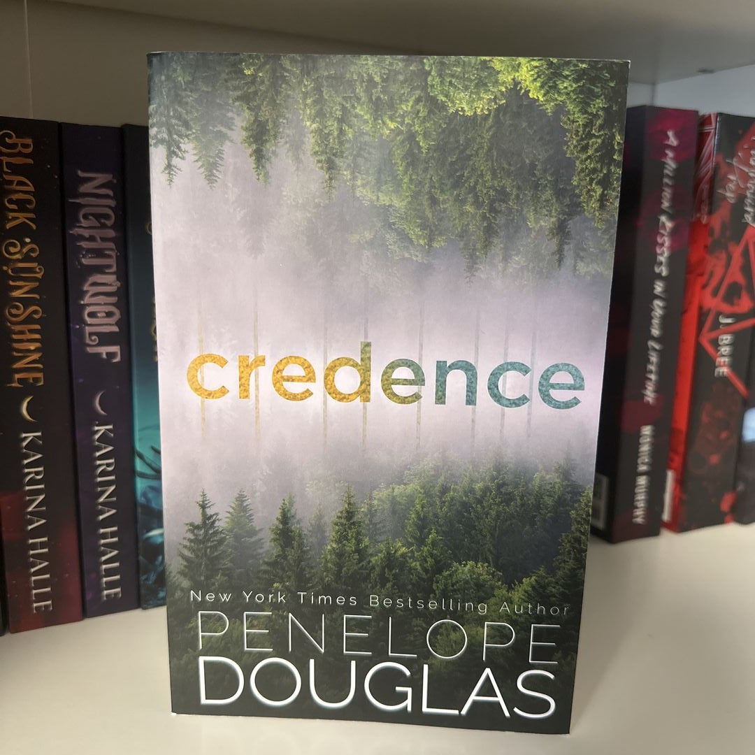 Credence: Douglas, Penelope: 9781660089055: : Books