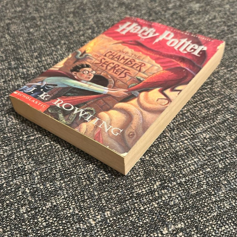 Harry Potter and the Chamber of Secrets (Harry Potter, Book 2)