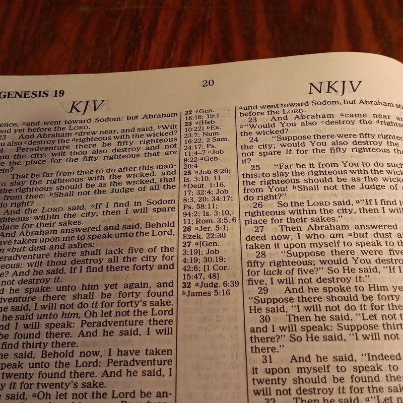 Nelson's KJV/NKJV Parallel Bible with Center-Column References