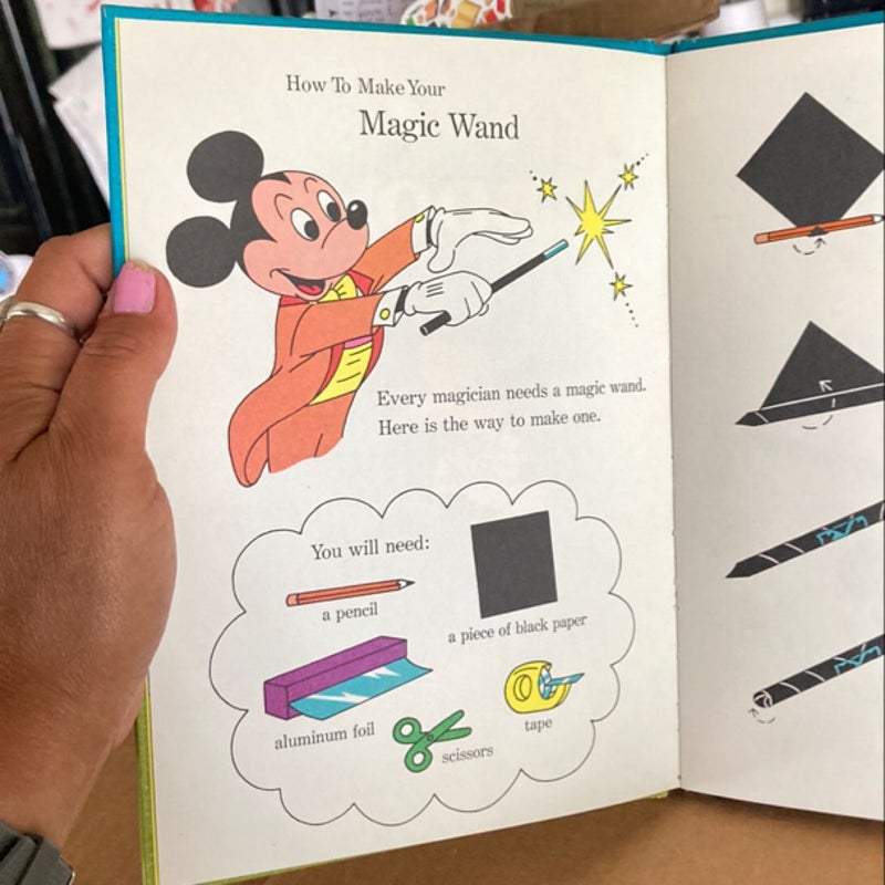 The Mickey Mouse Magic Book(VINTAGE 1975)