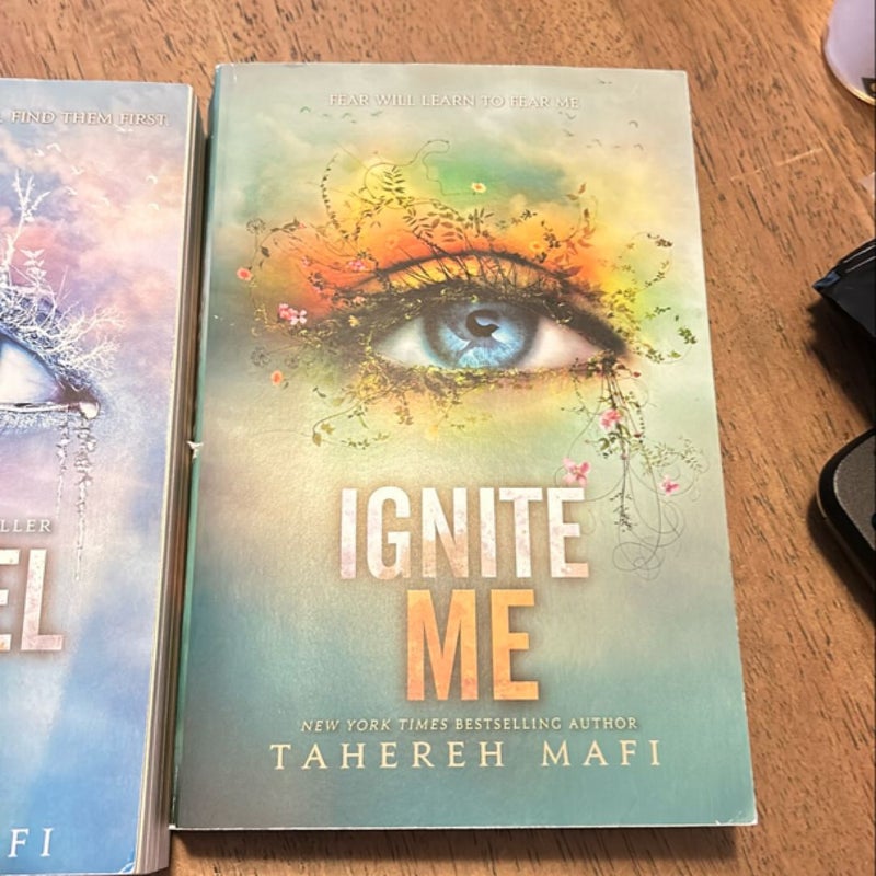 Shatter Me (3 books in listing)