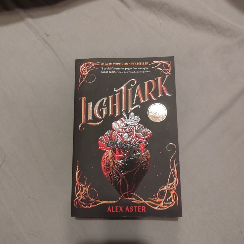 Lightlark (the Lightlark Saga Book 1)