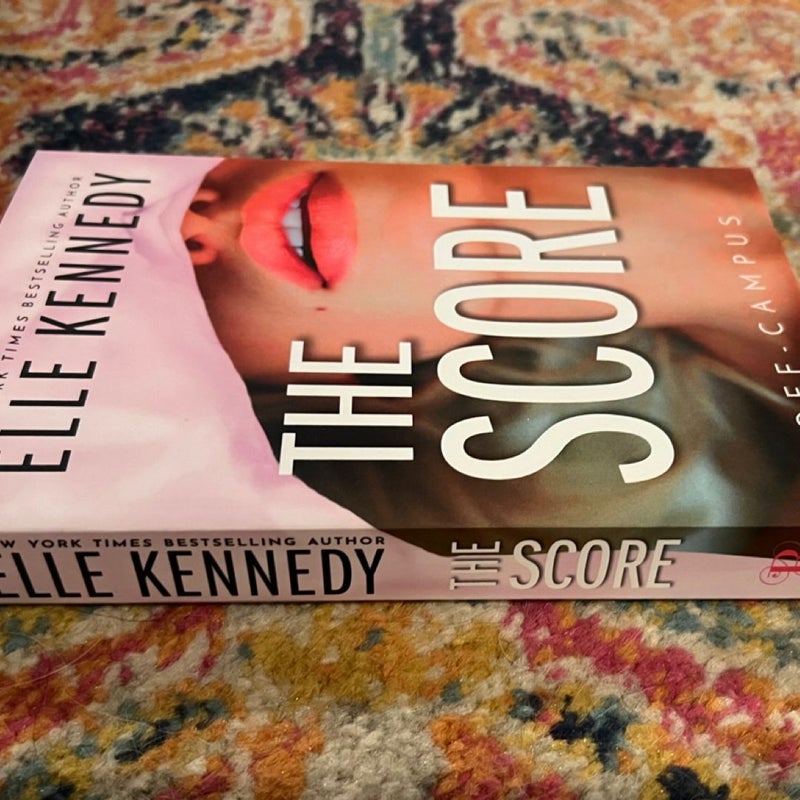 Off-Campus Series - The Score by Elle Kennedy Trade PB VG