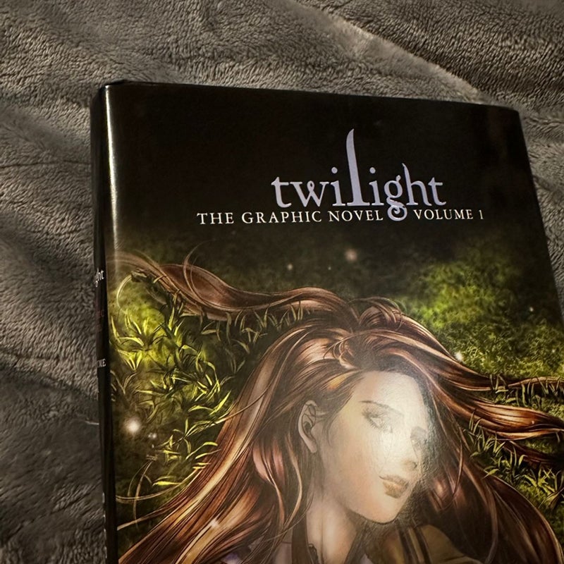 Twilight Volume 1 First Edition Graphic Novel Stephenie Meyer Young Kim