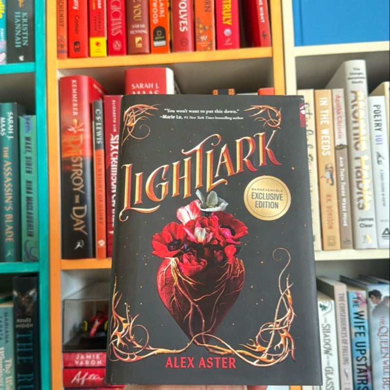 Lightlark (the Lightlark Saga Book 1)