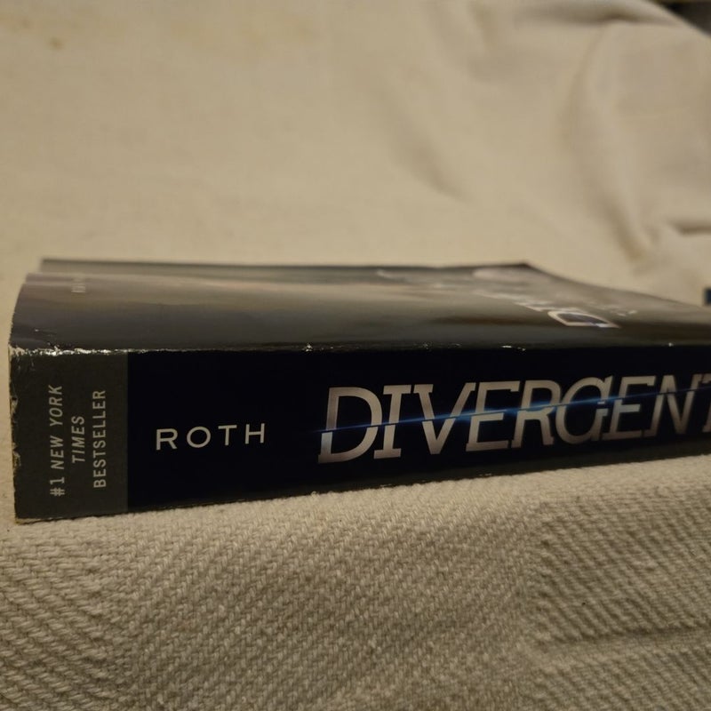 Divergent Movie Tie-In Edition