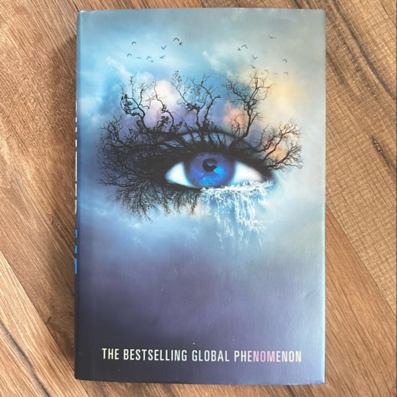 Shatter Me Collector's Deluxe Limited Edition