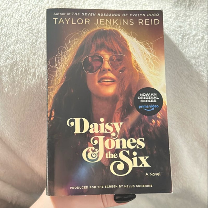 Daisy Jones and the Six (TV Tie-In Edition)