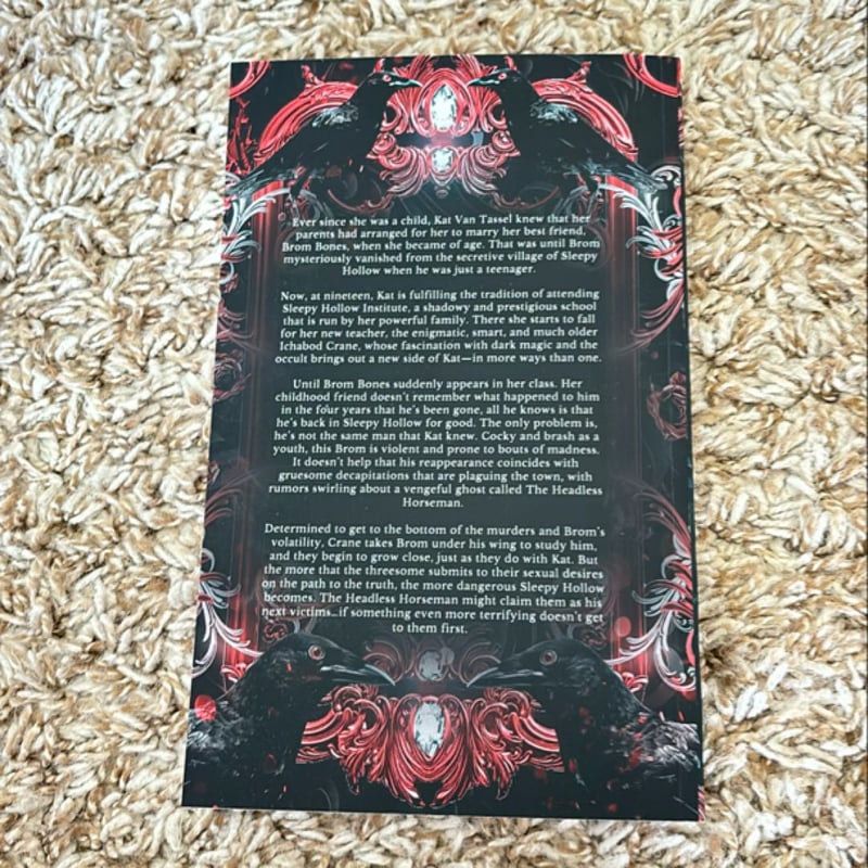 Hollow by Karina Halle, Paperback Pangobooks