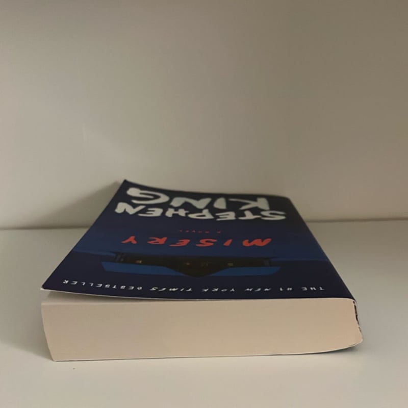 Misery by Stephen King, Paperback | Pangobooks