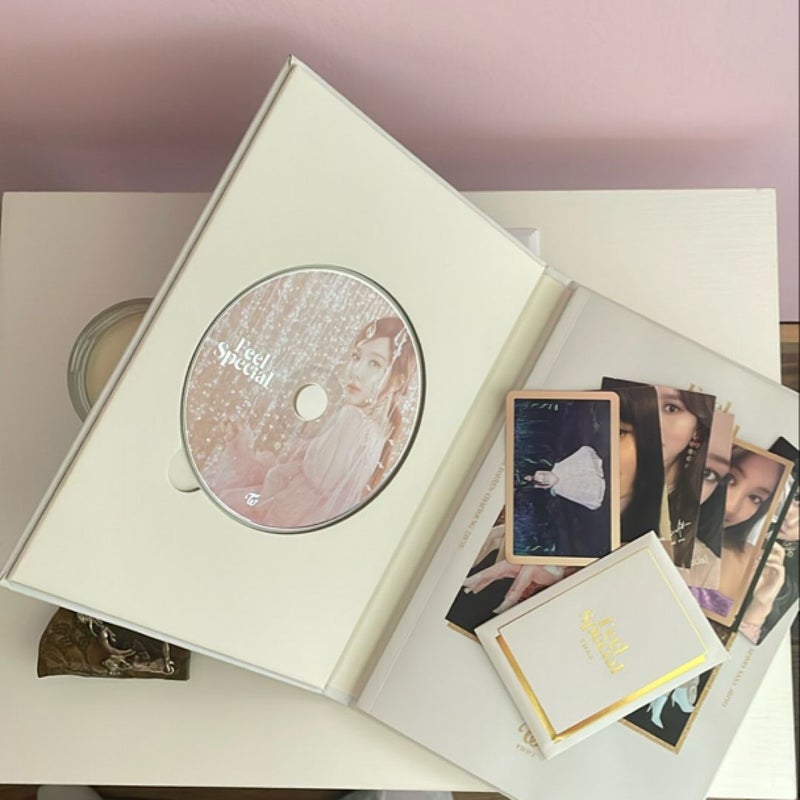 TWICE: 8th mini album, Feel Special, version A (NO LYRICS, WITH 7 PHOTOCARDS)