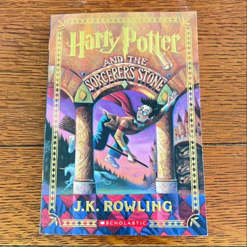 Harry Potter and the Sorcerer's Stone (Harry Potter, Book 1)