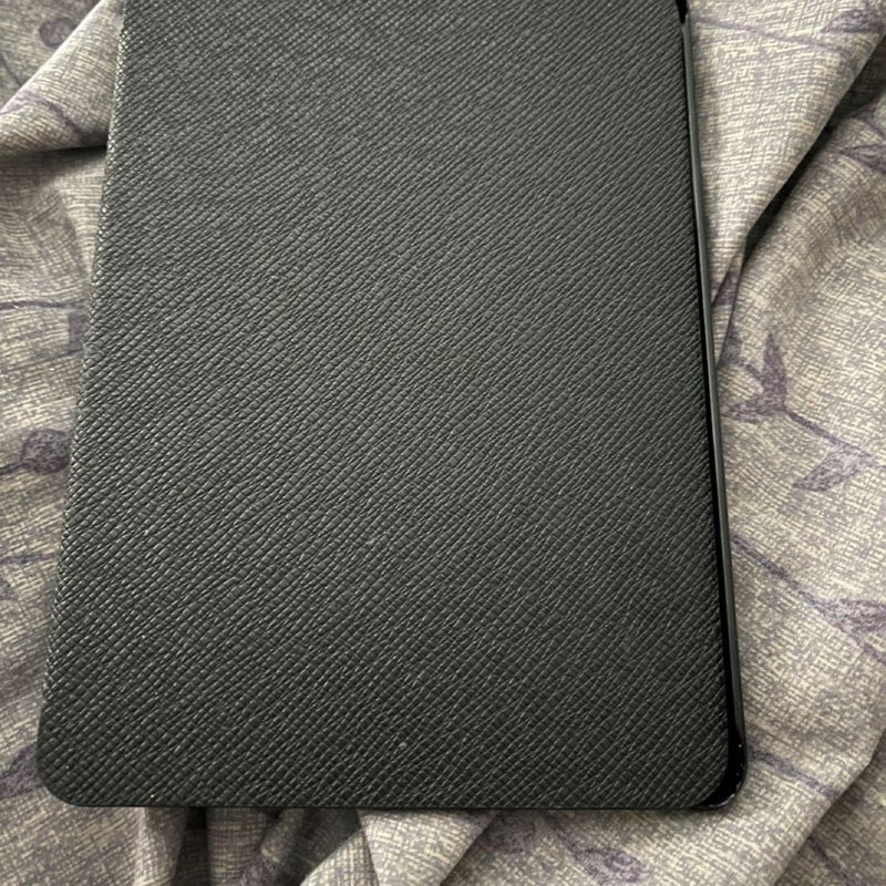 Kindle Paperwhite – (previous generation - 2018 release) Waterproof with more than 2x the Storage with case & charger 