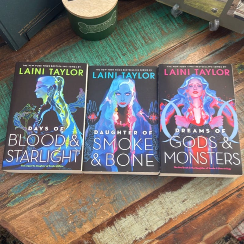 Daughter of Smoke and Bone: the Complete Gift Set