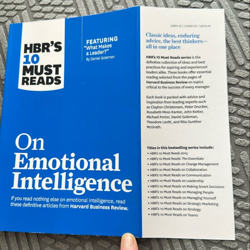 HBR's 10 Must Reads on Emotional Intelligence (with Featured Article What Makes a Leader? by Daniel Goleman)(HBR's 10 Must Reads)