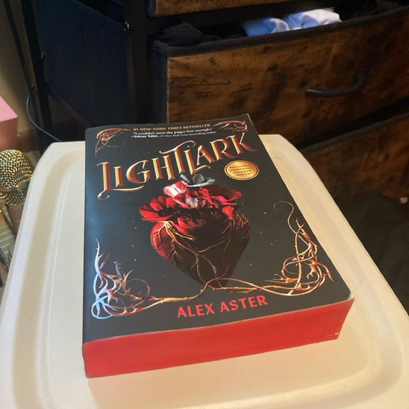 Lightlark (the Lightlark Saga Book 1)  special edition