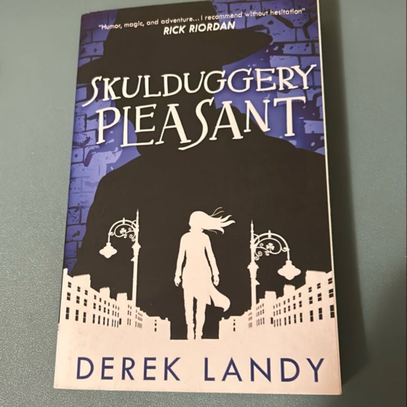 Skulduggery Pleasant (Skulduggery Pleasant, Book 1)