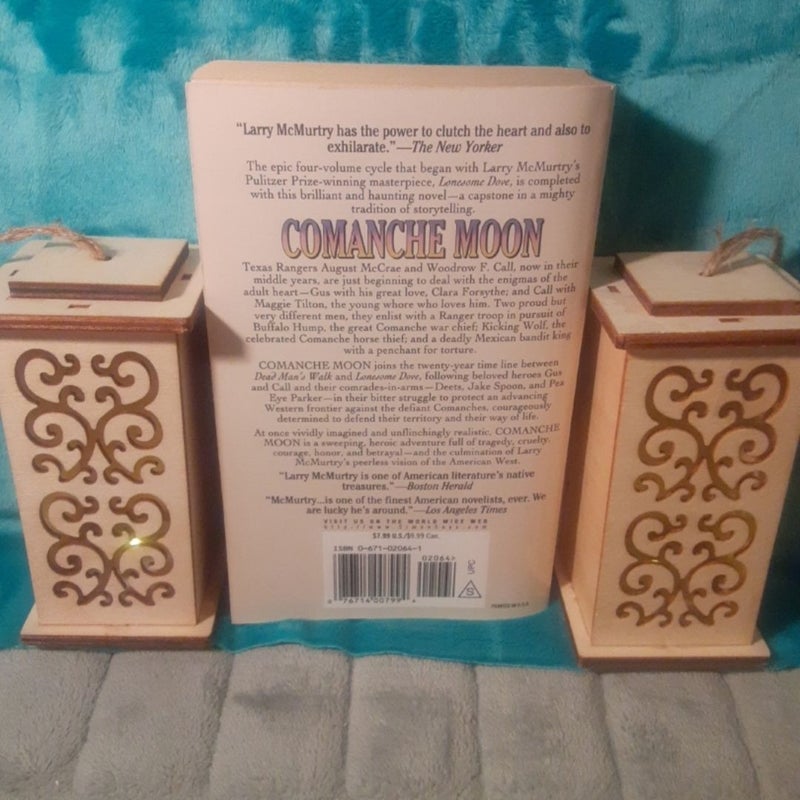 Comanche Moon By Larry McMurtry, 1st Print Mass Market Paperback! (Final volume of the Lonesome Dove Series!).
Some cover & spine wear, tiny page rip on final page. Otherwise great shape! =0