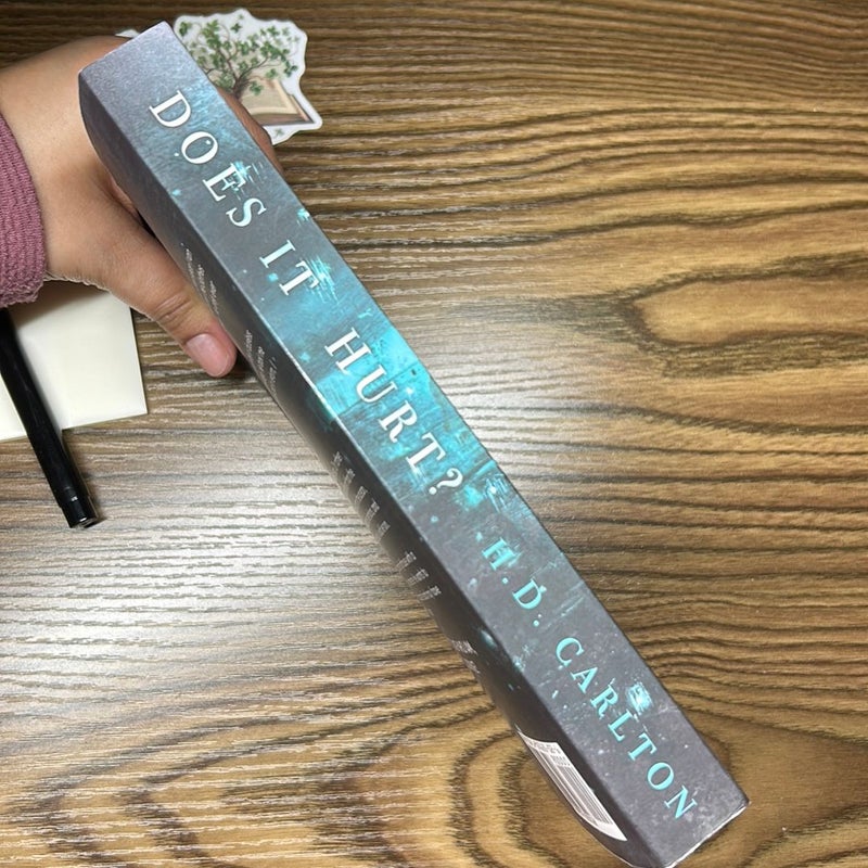 Does It Hurt? by H. D. Carlton, Paperback Pangobooks