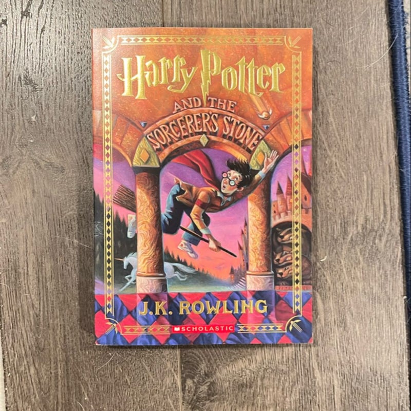 Harry Potter and the Sorcerer's Stone (Harry Potter, Book 1)