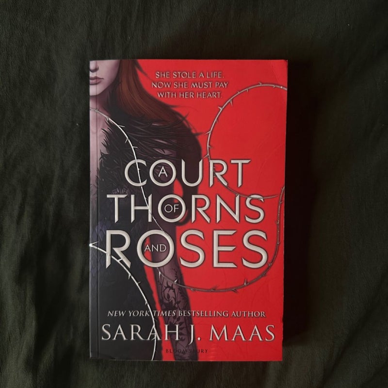 A Court of Thorns and Roses (UK First Print) 