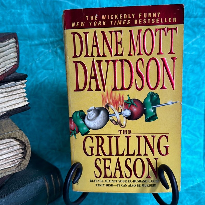 Diane Mott Davidson 2 book bundle