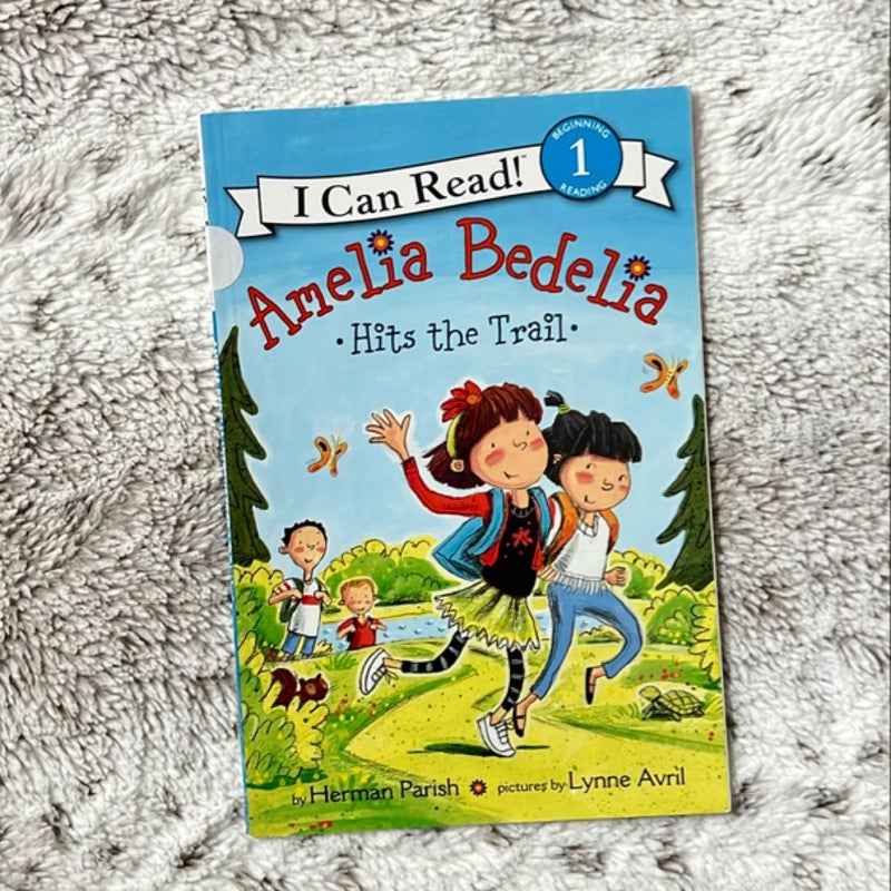 Amelia Bedelia Hits the Trail