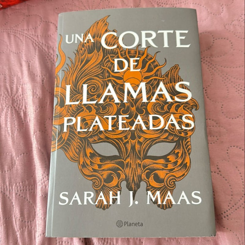 Una Corte de Llamas Plateadas (una Corte de Rosas y Espinas 5) / a Court of Silver Flames (a Court of Thorns and Roses ACOTAR 5)