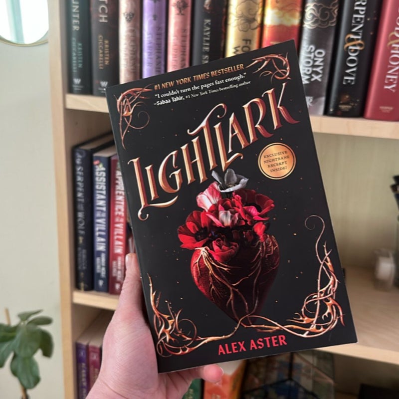 Lightlark (the Lightlark Saga Book 1)