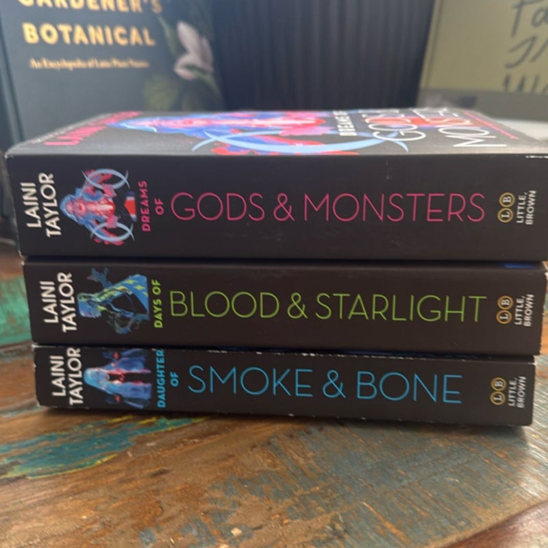 Daughter of Smoke and Bone: the Complete Gift Set