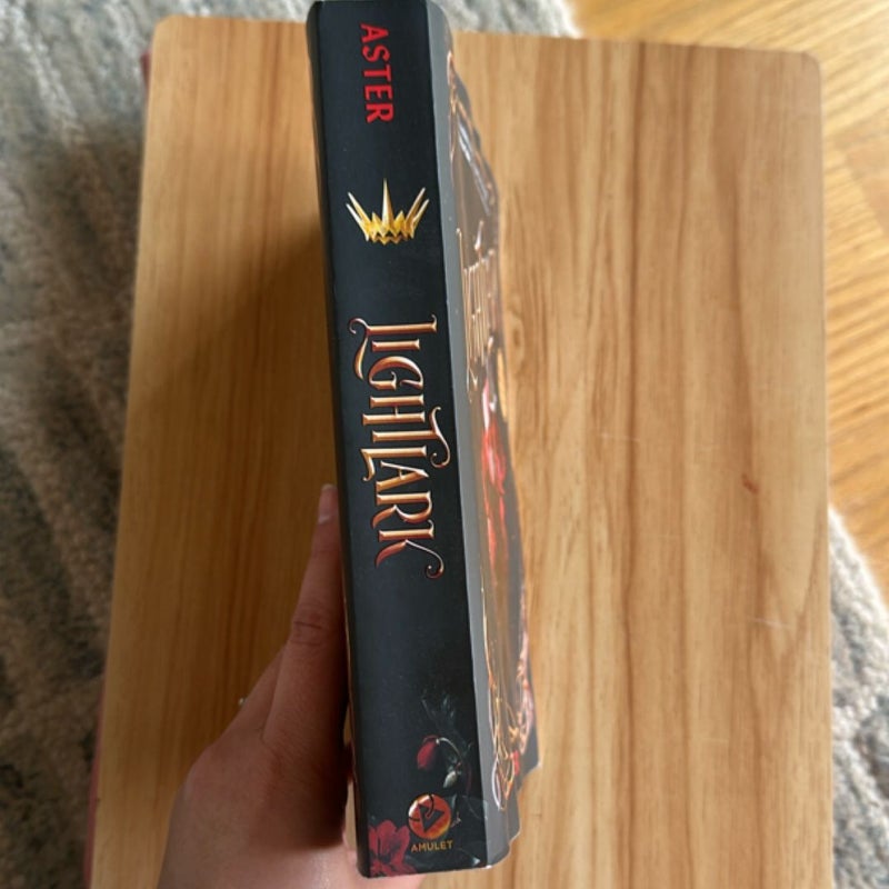 Lightlark (the Lightlark Saga Book 1)