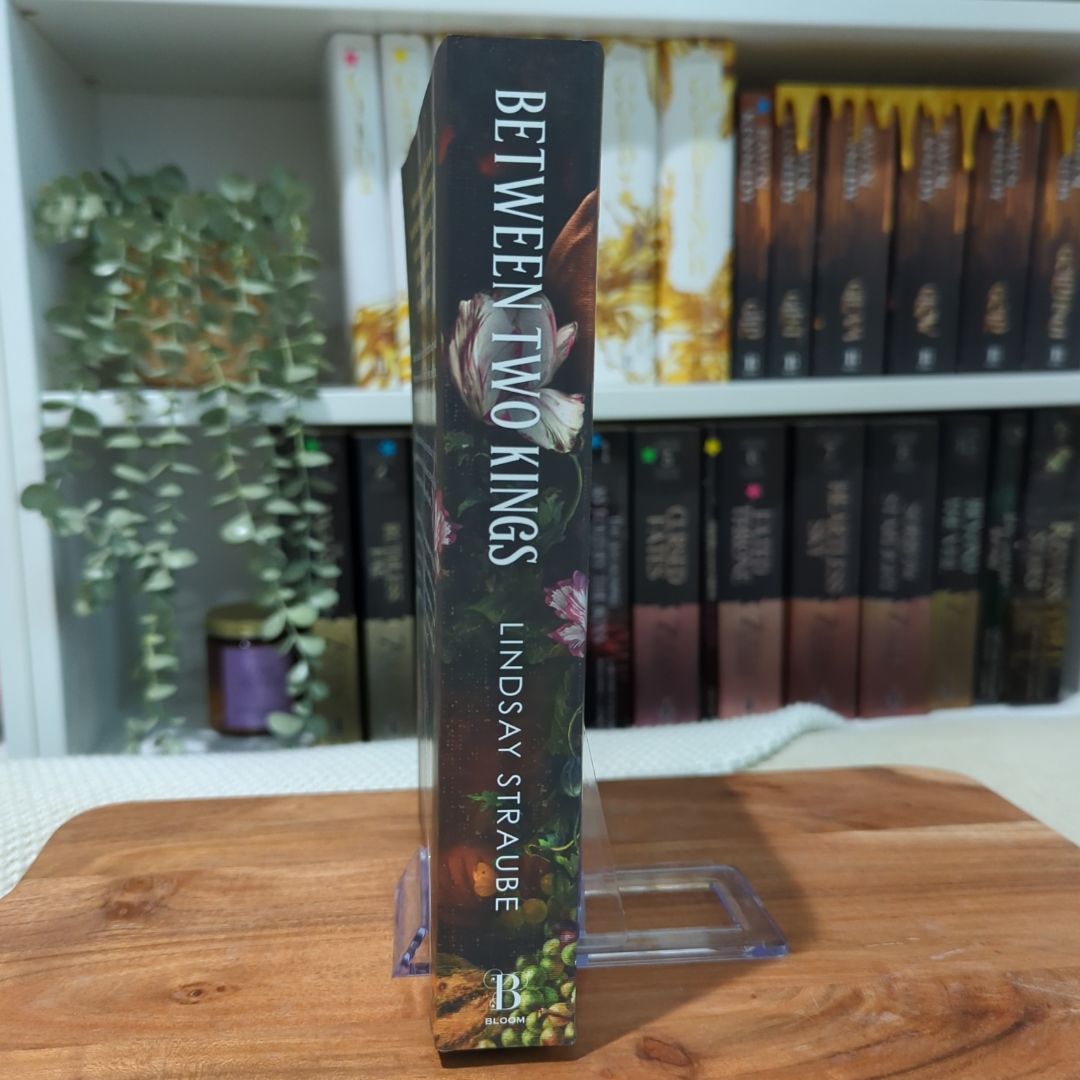 Between Two Kings (Deluxe Edition) by Lindsay Straube, Paperback ...