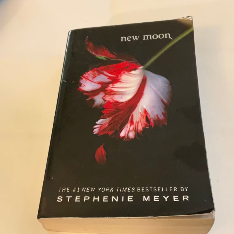 NEW MOON: The Twilight Saga Book #2