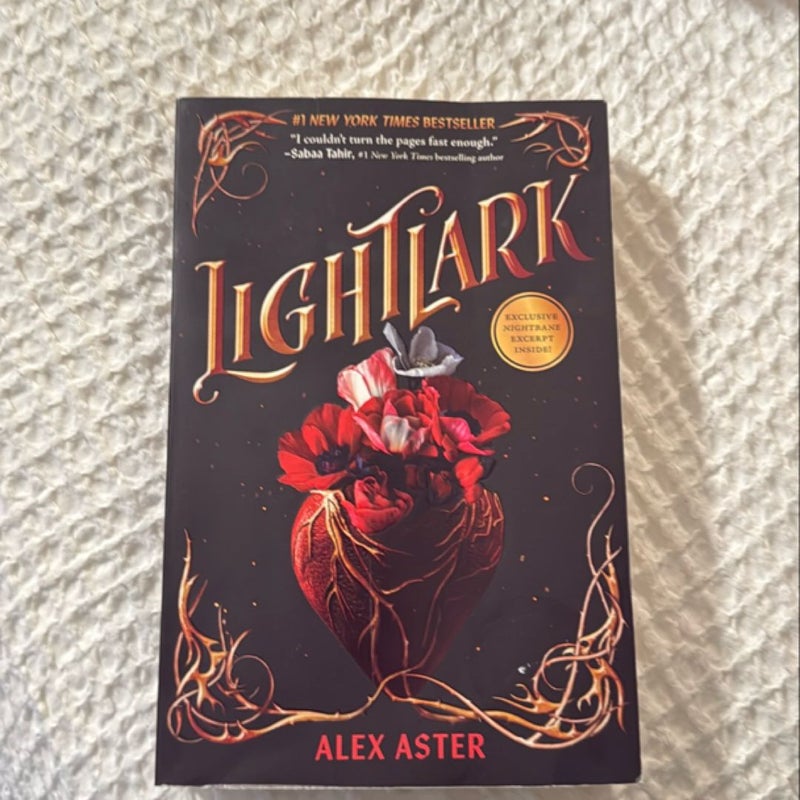 Lightlark (the Lightlark Saga Book 1)