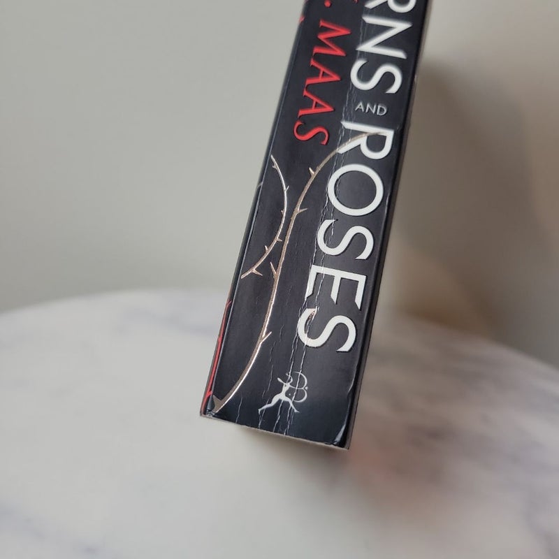 A Court of Thorns and Roses | UK Paperback OOP