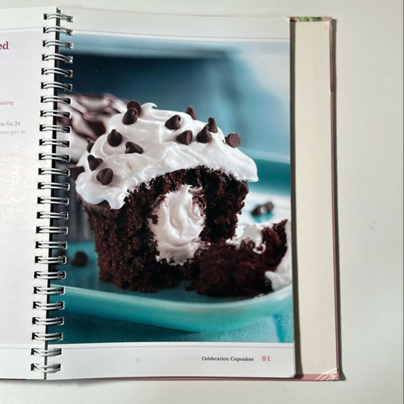 Betty Crocker Just Cupcakes: 100 Recipes for the Way You Really Cook