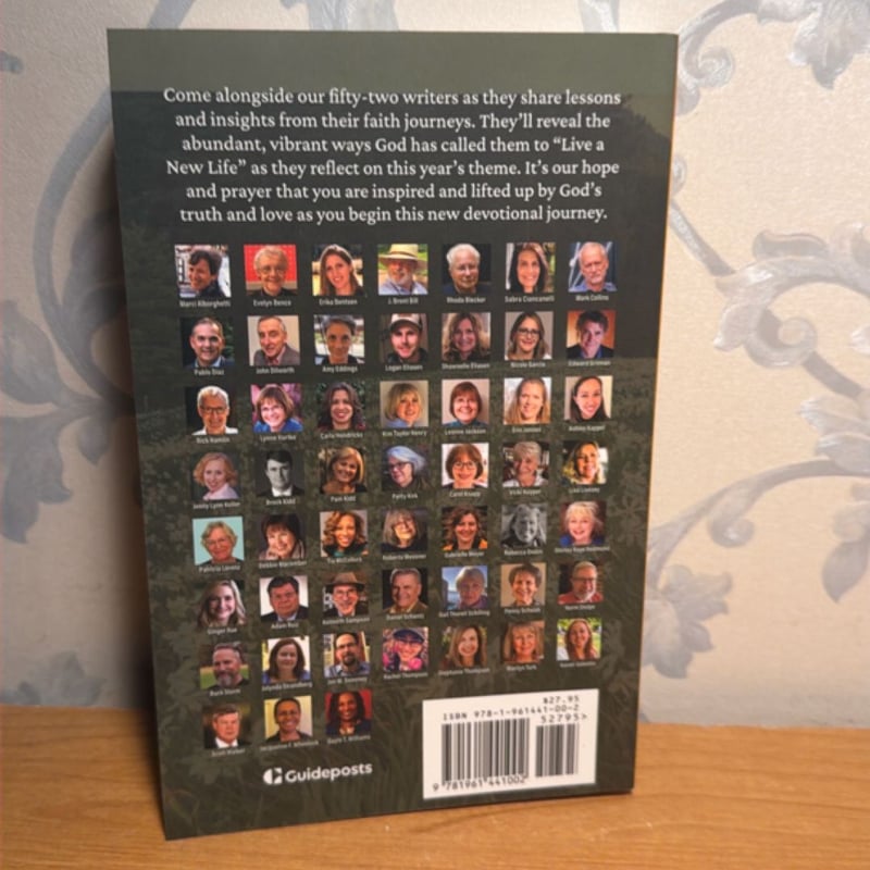 Walking in Grace 2026 Large Print by Guideposts