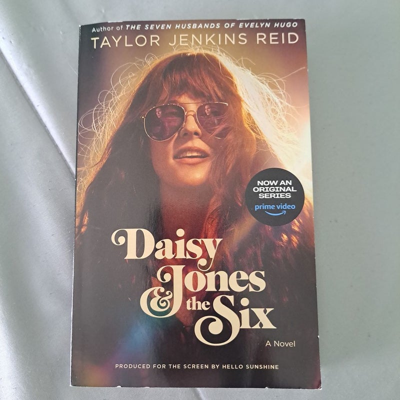 Daisy Jones and the Six (TV Tie-In Edition)