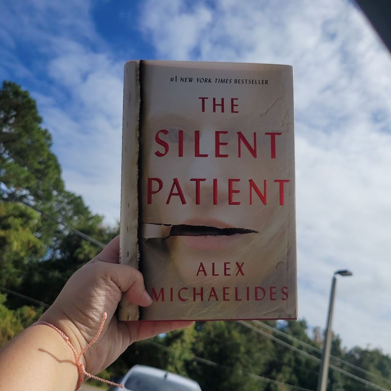  The Silent Patient: 9781250301697: Michaelides, Alex: Books