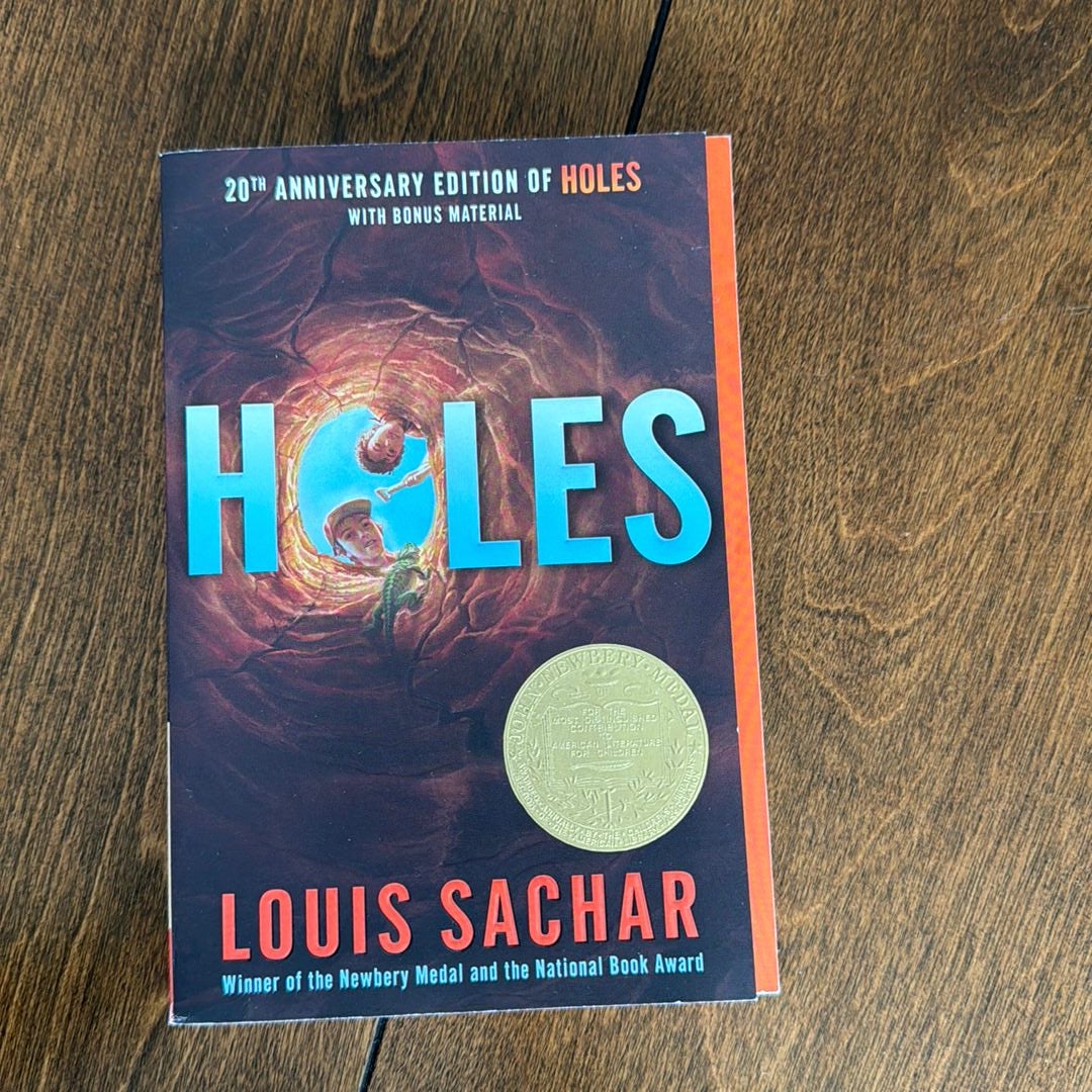 Holes by Sachar, Louis (2000) Paperback: Louis Sachar: : Books