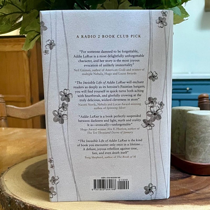 The Invisible Life of Addie Larue - Illustrated Anniversary Edition w/ Constellation Edge Stenciling