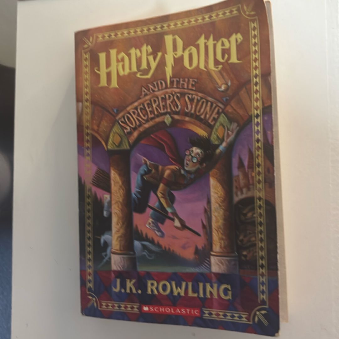 Harry Potter and the Sorcerer's Stone (Harry Potter, Book 1)