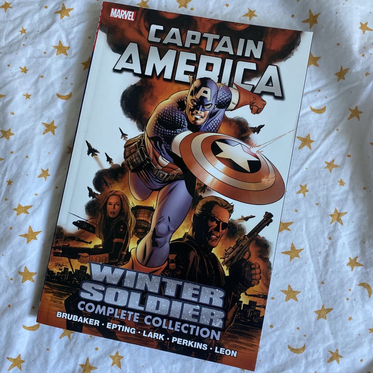 Captain America by Ed Brubaker, Paperback | Pangobooks